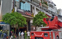 Kịp thời giải cứu an toàn 5 người trong tòa nhà 9 tầng đang cháy