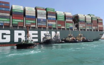 Chủ vận hành tàu Ever Given tính tháo dỡ 18.000 container đang bị giữ trên kênh Suez