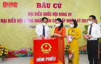 Phó Thủ tướng Lê Văn Thành thực hiện quyền công dân tại khu vực bỏ phiếu số 1, phường Đồng Quốc Bình, quận Ngô Quyền