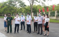 Trưởng ban Dân vận Thành uỷ Lê Trí Vũ giám sát bầu cử tại quận Kiến An