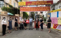 Hội LHPN thành phố: Tặng quà người dân và lực lượng làm nhiệm vụ tại khu vực phong tỏa ngõ 10 Phan Chu Trinh