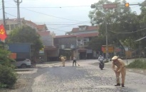 CSGT cùng người dân dọn cát đá rơi vãi trên đường