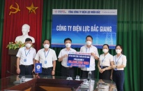 Công ty Điện Lực Hải Phòng hỗ trợ CBCNV Công ty Điện lực Bắc Ninh, Công ty Điện lực Bắc Giang tổng số tiền 60 triệu đồng