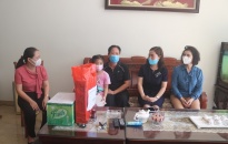 Hội LHPN thành phố đi thăm và tặng quà con một số y bác sĩ tình nguyện chi viện tỉnh Bắc Giang
