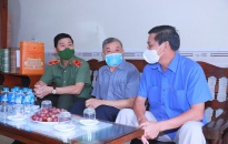 Chủ tịch UBND thành phố Nguyễn Văn Tùng thăm, tặng quà gia đình chính sách quận Hải An