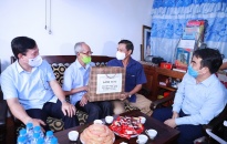 Chủ tịch UBND thành phố Nguyễn Văn Tùng tặng quà gia đình chính sách tiêu biểu quận Hồng Bàng
