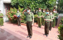 Đại tá Phạm Viết Dũng – Phó Giám đốc CATP thăm, tặng quà các gia đình có công với cách mạng trên địa bàn An Lão, Kiến An, Hải An