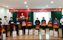Ban Thường vụ Thành đoàn tặng quà gia đình chính sách, người có công quận Dương Kinh