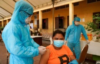 Campuchia tiêm tăng cường mũi vaccine COVID-19 thứ ba cho người dân