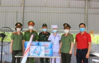 Tặng quà lực lượng tuyến đầu phòng chống dịch Covid-19 tại chốt cầu Dinh (Thủy Nguyên)