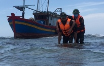 Đồn biên phòng Bạch Long Vĩ: Cứu 4 thuyền viên gặp nạn trên biển