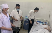 Đồng chí Bí thư Thành ủy thăm hỏi, chuyển quà tới nhân viên y tế bị tai nạn sau khi thực hiện nhiệm vụ tại chốt kiểm soát cầu Nghìn (Vĩnh Bảo)