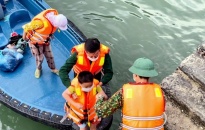 Đồn Biên phòng Cát Bà: Cứu hộ gia đình ngư dân trên thuyền nan hỏng máy trôi tự do trên biển