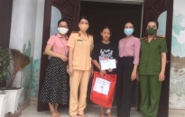 Hội LHPN quận Dương Kinh: Trao tặng 28 suất quà cho trẻ em có hoàn cảnh khó khăn