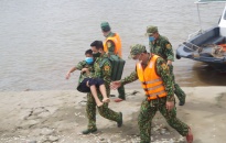 Đồn Biên phòng Đoàn Xá: Kịp thời cứu 2 ngư dân gặp nạn tại cửa sông Văn Úc 