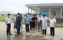 Phó chủ tịch UBND thành phố Lê Khắc Nam kiểm tra tiến độ lắp đặt hệ thống Oxy theo kịch bản điều trị 2.000 ca dương tính 