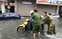 CBCS Công an quận Lê Chân giúp dân khắc phục hậu quả do mưa lớn