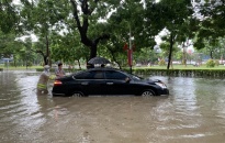 Công an quận Hồng Bàng giúp dân khắc phục mưa lụt, sáng 26-8