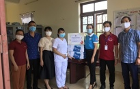 Hội LHPN quận Dương Kinh: Trao 5.500 khẩu trang y tế và 50 thùng nước uống đóng chai cho lực lượng y tế chống dịch