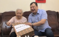 Quận Hồng Bàng tặng quà gia đình chính sách tiêu biểu nhân dịp Quốc khánh 2-9