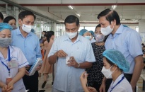 Chủ tịch UBND thành phố Nguyễn Văn Tùng kiểm tra công tác tiêm vắc-xin Vero Cell phòng, chống dịch COVID-19