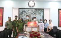 Công an thành phố:  Trao 300 bộ quần áo y tế phòng chống dịch tặng Bệnh viện Việt Tiệp 