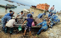 Cảnh sát biển giúp ngư dân huyện đảo Bạch Long Vĩ khắc phục, ứng phó với 2 cơn bão