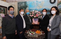 Đồng chí Lê Ngọc Trữ, Ủy viên Ban thường vụ Thành ủy, Bí thư Quận ủy quận Hồng Bàng thăm các nhà giáo tiêu biểu trên địa bàn quận 