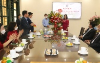 Chủ tịch UBND thành phố Nguyễn Văn Tùng thăm, chúc mừng Trường Trung học phổ thông Ngô Quyền 