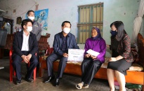 Chủ tịch Ủy ban MTTQ Việt Nam thành phố thăm, tặng quà hộ nghèo tại huyện Tiên Lãng