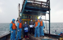 Hải đoàn 11 tuyên truyền cho ngư dân trên Vịnh Bắc Bộ