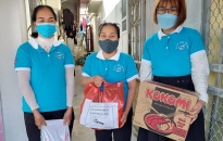 Hội LHPN phường Hưng Đạo (quận Dương Kinh):  Tặng quà các gia đình, công nhân đang cách ly, điều trị tại nhà gặp khó khăn