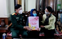 Đại tá Nguyễn Minh Quang thăm tặng quà các gia đình chính sách