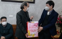 Phó Chủ tịch UBND thành phố Hoàng Minh Cường thăm, tặng quà các cá nhân tiêu biểu dịp Tết Nhâm Dần 2022