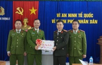 Phó Giám đốc CATP Lê Trung Sơn thăm, tặng quà, chúc tết các đơn vị Công an tiêu biểu nhân dịp Tết Nguyên đán Nhâm Dần 2022.