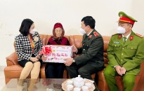 Thiếu tướng Vũ Thanh Chương, Giám đốc CATP thăm, tặng quà gia đình chính sách tại quận Đồ Sơn