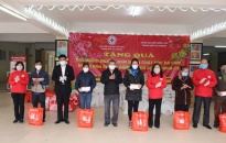 Hội Chữ thập đỏ thành phố trao gần 300 suất quà tới người dân có hoàn cảnh khó khăn 
