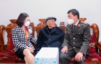 Thiếu tướng Vũ Thanh Chương, Giám đốc CATP thăm, tặng quà chúc tết một số gia đình tiêu biểu