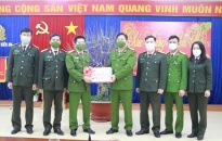 Đại tá Bùi Trung Thành – Phó Giám đốc CATP thăm, tặng quà các gia đình có công với cách mạng trên địa bàn quận Kiến An và Công an một số đơn vị, địa phương