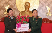 Thiếu tướng Vũ Thanh Chương, Ủy viên BTV Thành ủy, Bí thư Đảng ủy, Giám đốc CATP thăm, tặng quà Bộ tư lệnh QK3