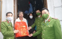 Công an phường Hàng Kênh, quận Lê Chân:  Trao 80 suất quà Tết tặng các hộ dân có hoàn cảnh khó khăn