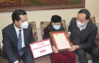 Bí thư Thành ủy Trần Lưu Quang chúc mừng công dân 100 tuổi
