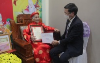 Phó Chủ tịch Thường trực UBND thành phố Lê Anh Quân, thăm, tặng quà 2 cụ 100 tuổi tại huyện An Dương