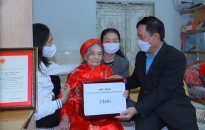 Bí thư Quận ủy Hồng Bàng thăm, tặng quà chúc thọ cụ Ngô Thị Tam, 100 tuổi (phường Trại Chuối)