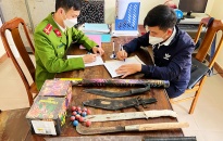 Công an quận Kiến An: Vận động nhân dân tự nguyện giao nộp 28 viên đạn, 1 súng, 34 vũ khí thô sơ các loại