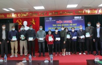 Trao 115 sổ BHXH và 280 thẻ BHYT tặng người có hoàn cảnh khó khăn tại các huyện Kiến Thuỵ và Vĩnh Bảo