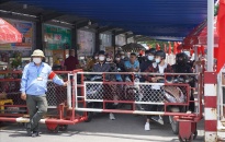 Kết thúc kỳ nghỉ Lễ Gỗ tổ Hùng Vương: Hàng vạn du khách, phương tiện xếp hàng rời đảo Cát Bà