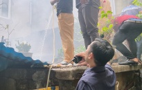 Đội CSGT-TT Công an quận Hồng Bàng kịp thời dập tắt đám cháy nhà dân tại ngõ 45, phố Lê Đại Hành
