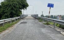 Người dân huyện An Dương mong sớm sửa chữa lại cầu vượt qua QL 5 