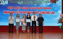  Gần 300 sinh viên Lào tại thành phố được quan tâm trong ngày Tết Bunpimay nước CHDCND Lào  